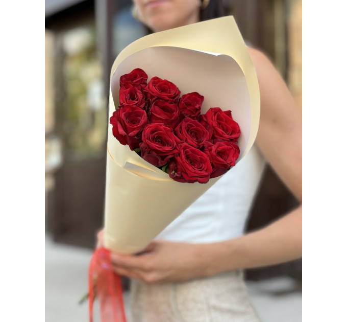 11 червоних троянд