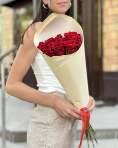 11 червоних троянд