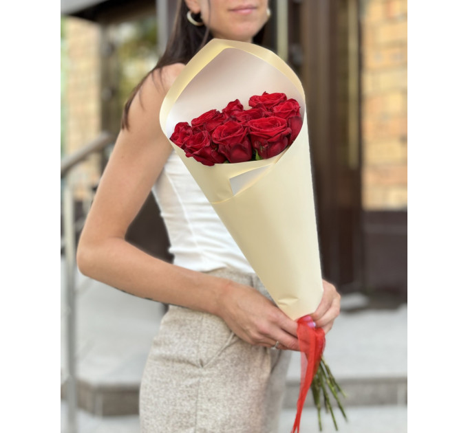 11 червоних троянд