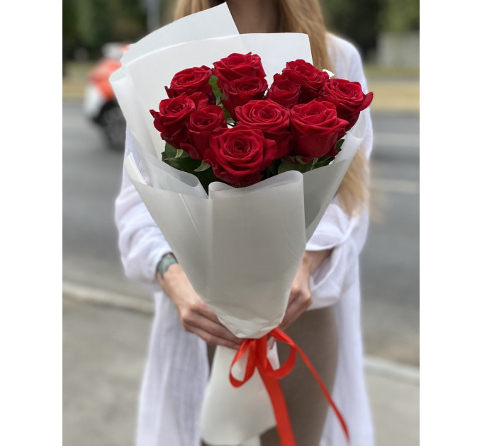 11 червоних троянд