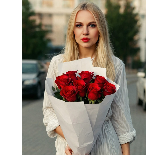 11 червоних троянд