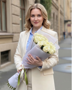 15 білих троянд