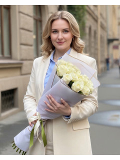 15 білих троянд