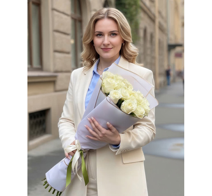 15 білих троянд