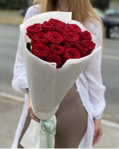 15 червоних троянд