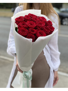 15 червоних троянд