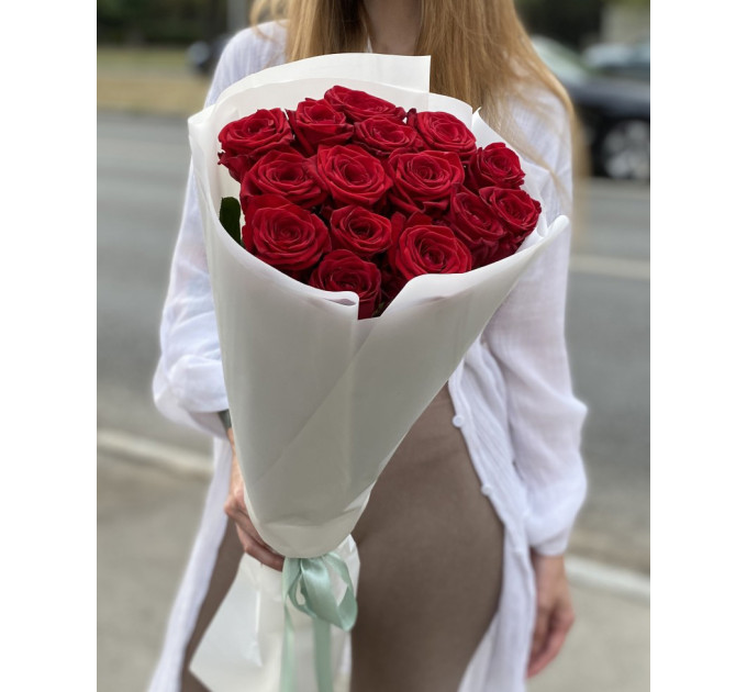 15 червоних троянд