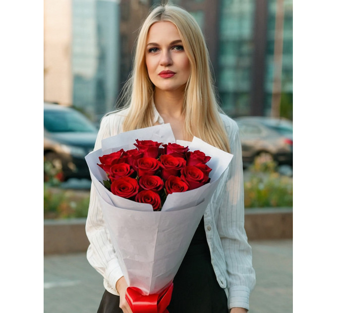 15 червоних троянд