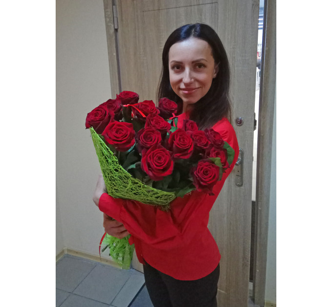 15 червоних троянд