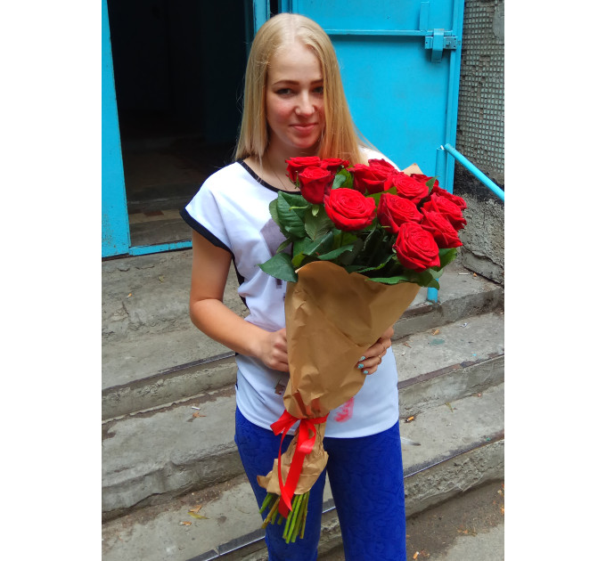 11 червоних троянд