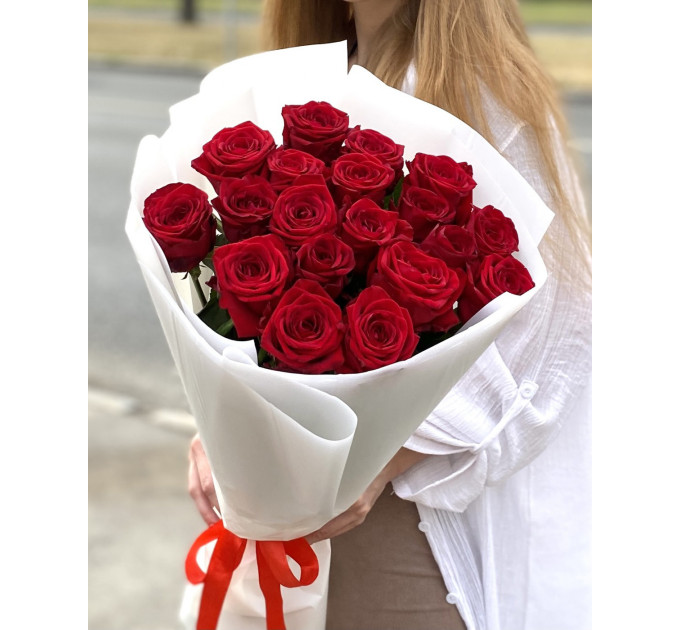 19 червоних троянд