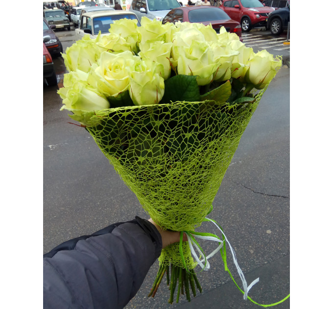 19 білих троянд