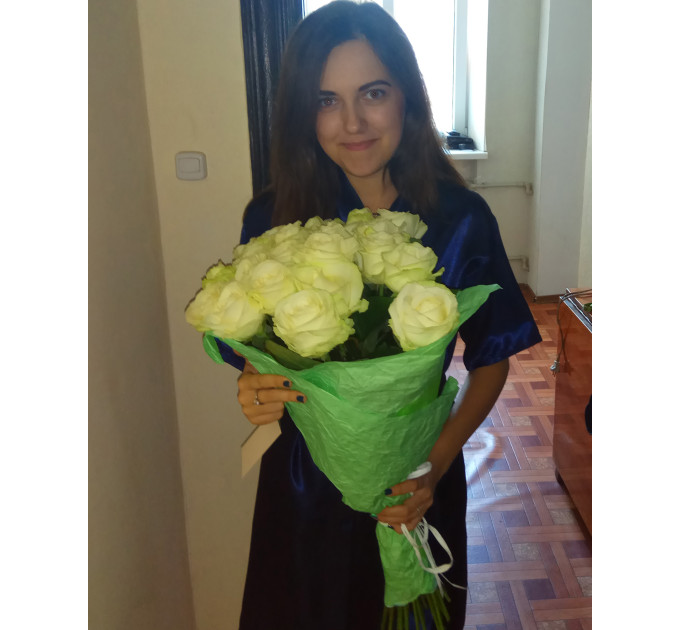 19 білих троянд