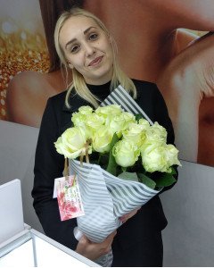 19 білих троянд