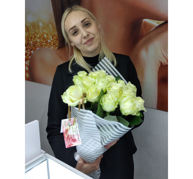 19 білих троянд