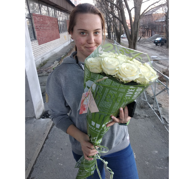 19 білих троянд