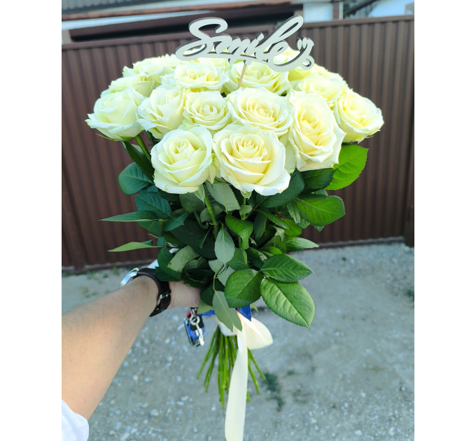 19 білих троянд