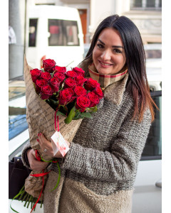 19 червоних троянд