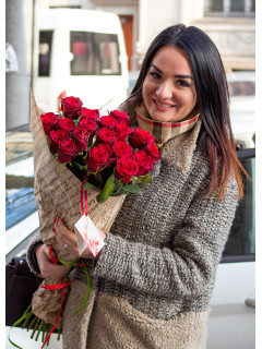 19 червоних троянд