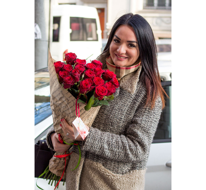 19 червоних троянд