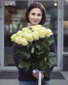 25 метрових імпортних білих троянд