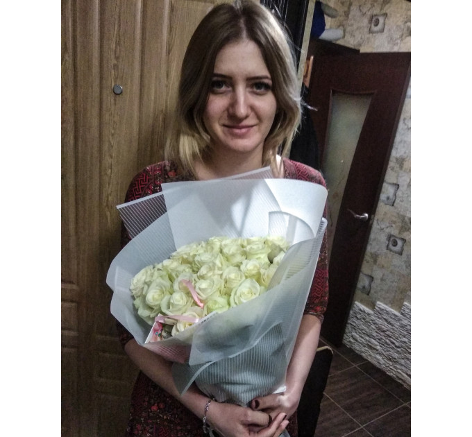 25 білих троянд