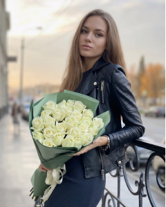 25 білих троянд