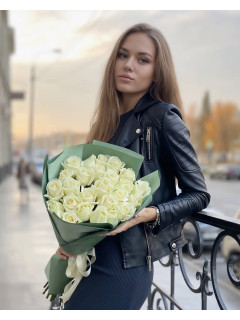 25 білих троянд