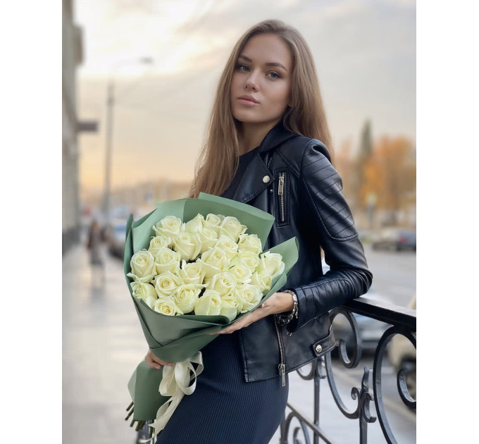 25 білих троянд