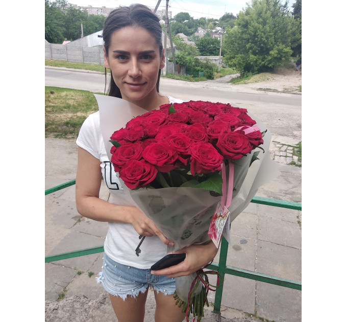 25 червоних троянд