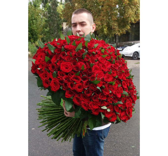 333 червоних троянди