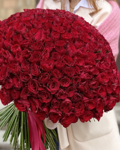 333 червоних троянди