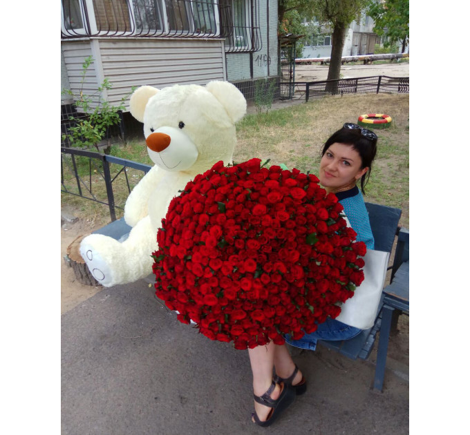 333 червоних троянди