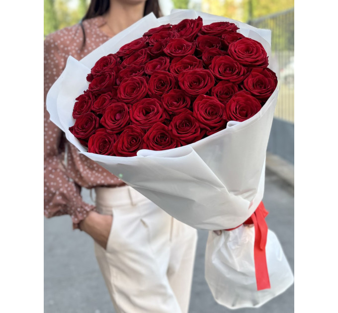 35 червоних троянд