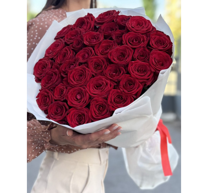 35 червоних троянд