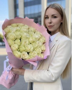 35 білих троянд