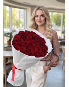 35 червоних троянд