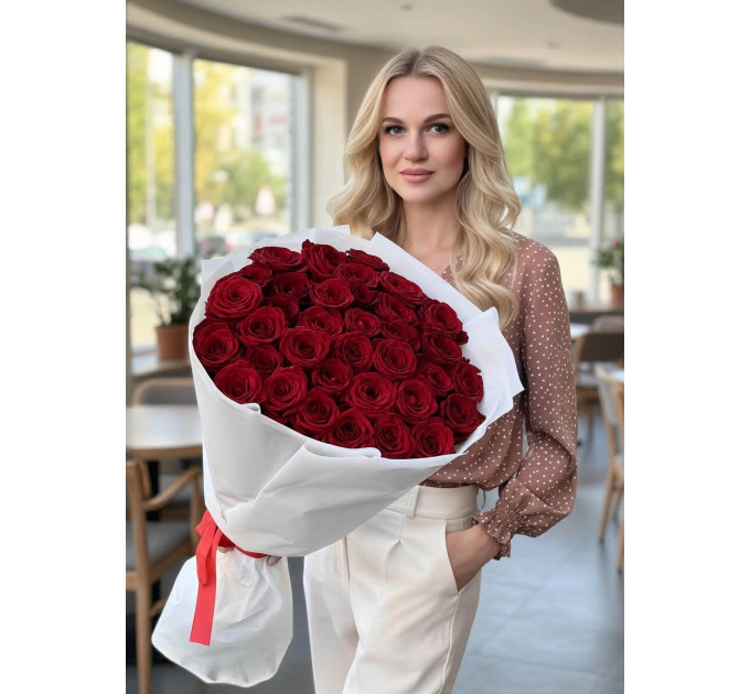 35 червоних троянд