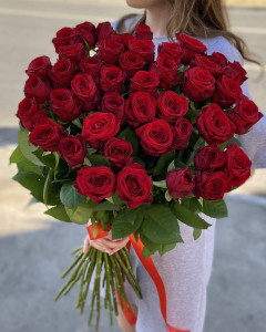 45 червоних троянд