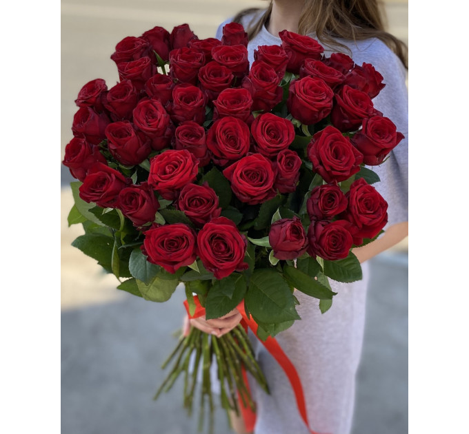 45 червоних троянд