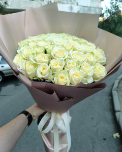 45 білих троянд