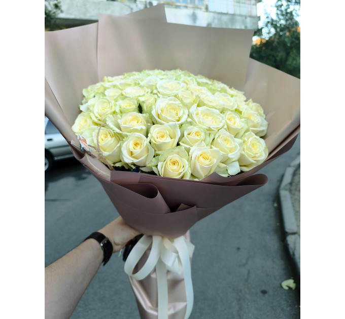 45 білих троянд