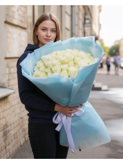 51 біла троянда