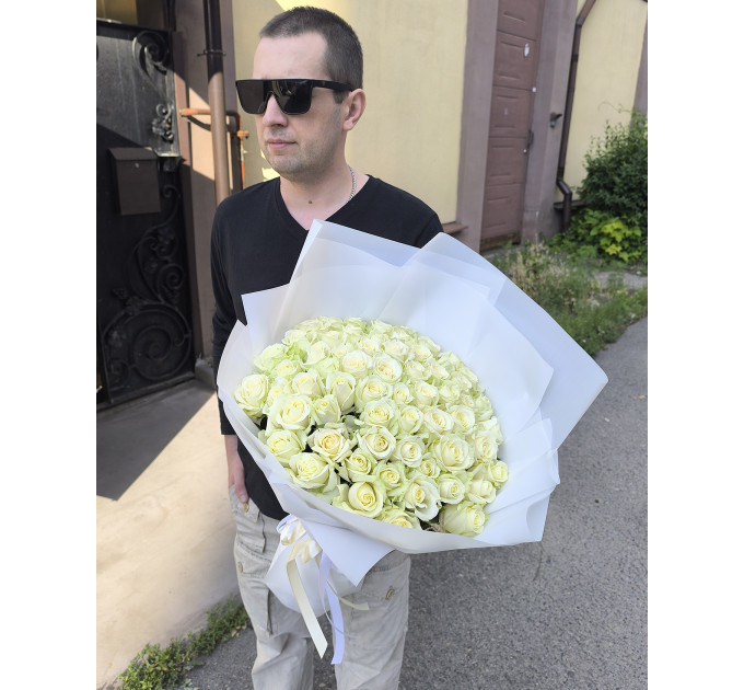 51 біла троянда