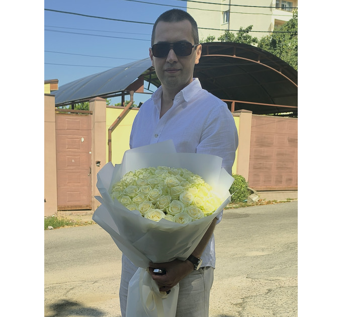 51 біла троянда