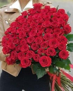 75 червоних троянд