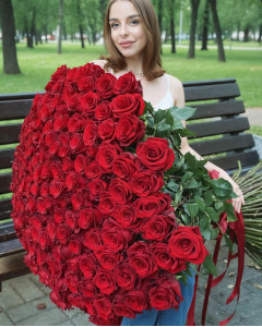 Букет зі 151 метрової червоної троянди