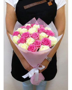 Букет рожевих і білих троянд