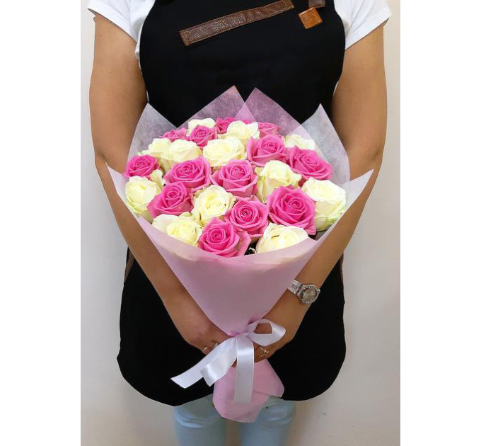 Букет рожевих і білих троянд