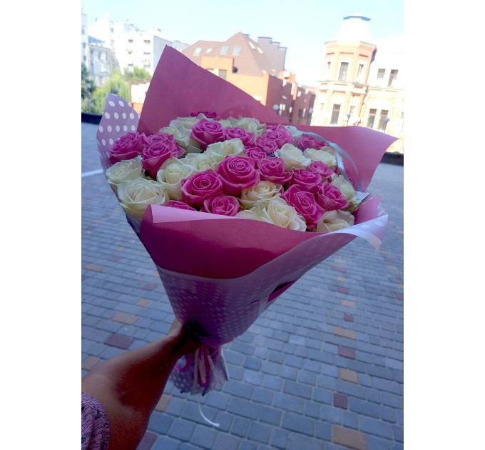 Букет рожевих і білих троянд